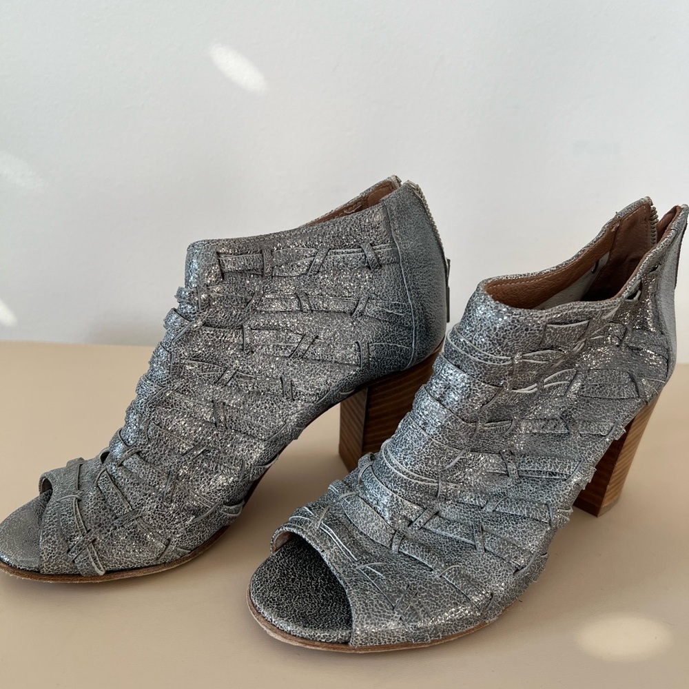 Ron white Silver Textured Women's Heeled Sandals
